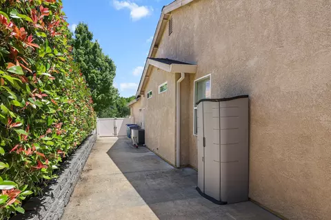 Exterior - 955 Leisha Ln, Redding, CA 96001 photo 5 of 10