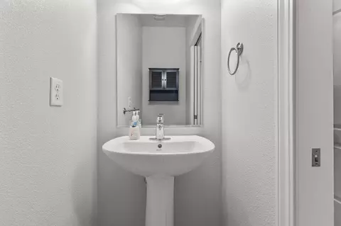 Bath - 955 Leisha Ln, Redding, CA 96001 photo 5 of 5