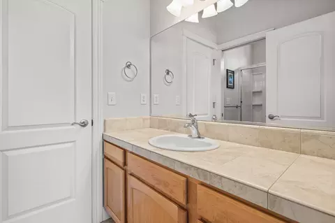 Bath - 955 Leisha Ln, Redding, CA 96001 photo 4 of 5