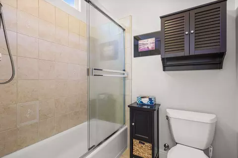 Bath - 955 Leisha Ln, Redding, CA 96001 photo 2 of 5