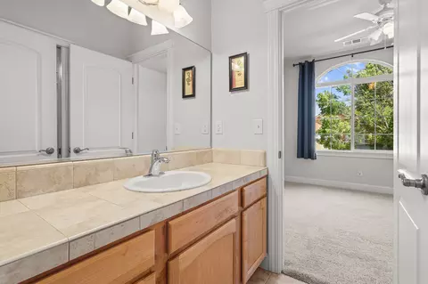 Bath - 955 Leisha Ln, Redding, CA 96001 photo 3 of 5