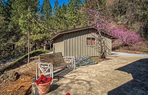Exterior - 19370 Mountain Maple Rd, Lakehead, CA 96051 photo 10 of 15