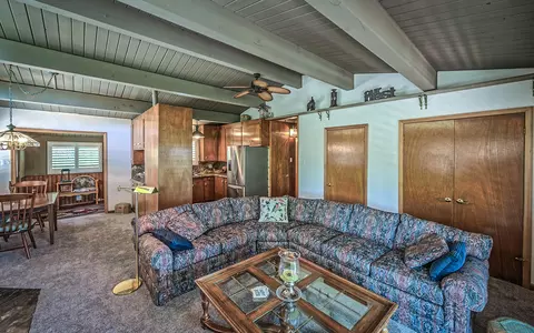 Living - 19370 Mountain Maple Rd, Lakehead, CA 96051 photo 3 of 5