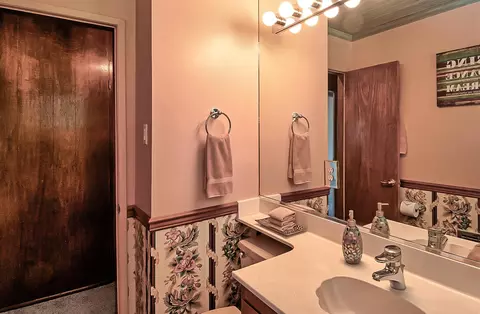 Bath - 19370 Mountain Maple Rd, Lakehead, CA 96051 photo 2 of 2