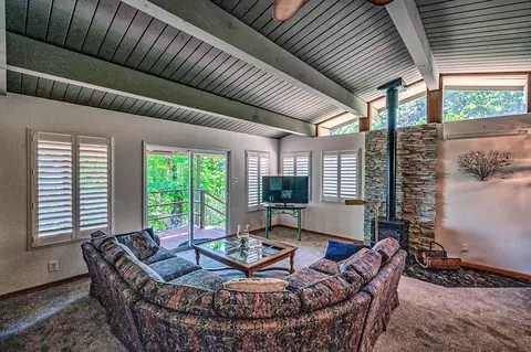 Living - 19370 Mountain Maple Rd, Lakehead, CA 96051 photo 4 of 5