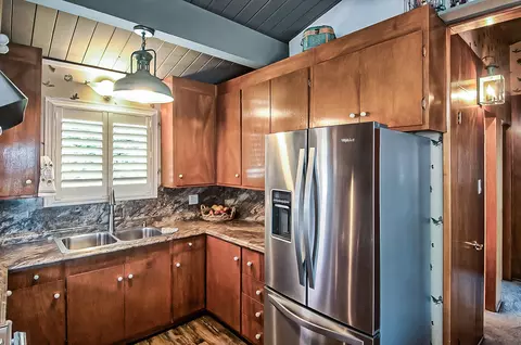 Kitchen - 19370 Mountain Maple Rd, Lakehead, CA 96051 photo 2 of 3