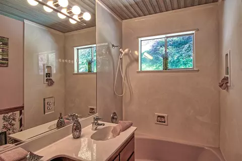 Bath - 19370 Mountain Maple Rd, Lakehead, CA 96051 photo 1 of 2
