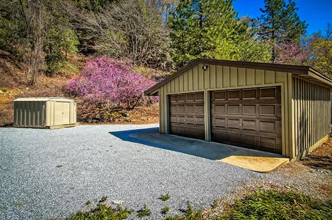 Exterior - 19370 Mountain Maple Rd, Lakehead, CA 96051 photo 8 of 15