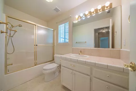 Bath - 2184 Darsha Ln, Redding, CA 96003 photo 2 of 2