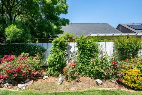 Exterior - 2184 Darsha Ln, Redding, CA 96003 photo 10 of 15