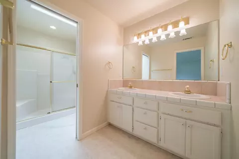 Bath - 2184 Darsha Ln, Redding, CA 96003 photo 1 of 2