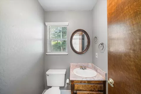 Bath - 2190 Skyline Dr, Redding, CA 96001 photo 3 of 4