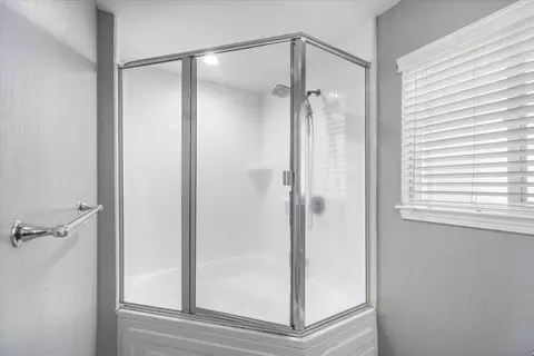 Bath - 2190 Skyline Dr, Redding, CA 96001 photo 2 of 4