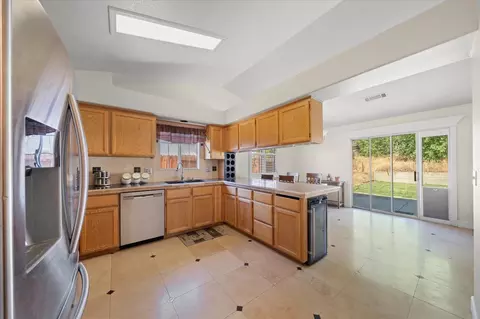 Kitchen - 853 Paramount Way, Redding, CA 96003 photo 3 of 3