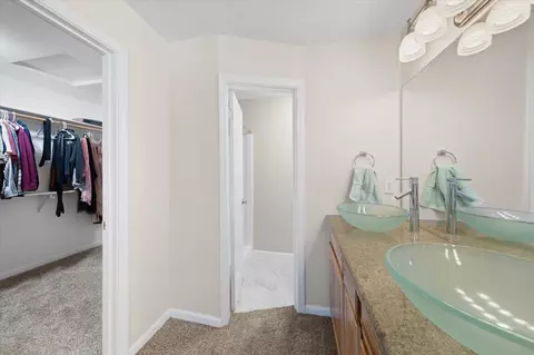 Bath - 853 Paramount Way, Redding, CA 96003 photo 2 of 3