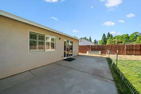 Exterior - 853 Paramount Way, Redding, CA 96003 photo 6 of 11