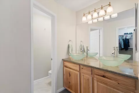 Bath - 853 Paramount Way, Redding, CA 96003 photo 1 of 3