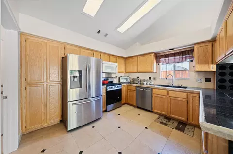 Kitchen - 853 Paramount Way, Redding, CA 96003 photo 2 of 3