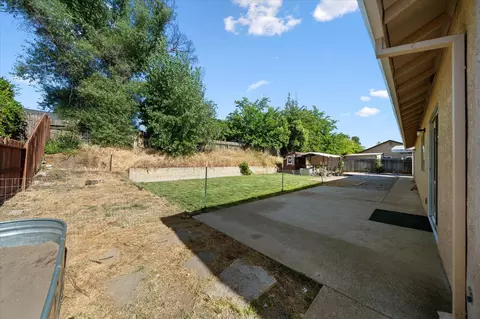 Exterior - 853 Paramount Way, Redding, CA 96003 photo 7 of 11