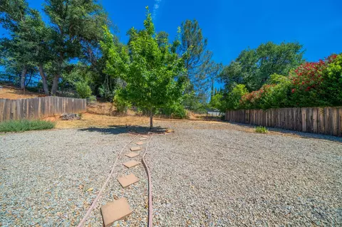 Exterior - 2006 Vale Dr, Redding, CA 96002 photo 3 of 7