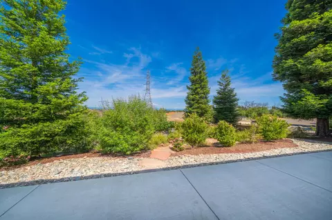 Exterior - 1005 Albion Ave, Redding, CA 96003 photo 7 of 12