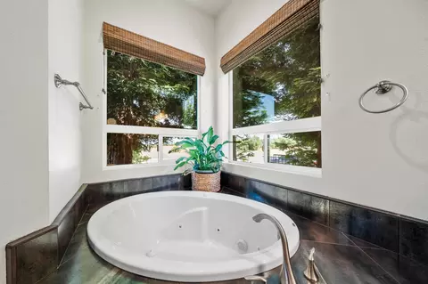 Bath - 1005 Albion Ave, Redding, CA 96003 photo 3 of 5