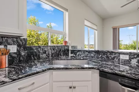 Kitchen - 1005 Albion Ave, Redding, CA 96003 photo 3 of 5