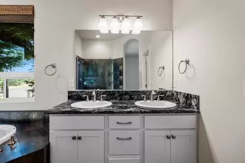 Bath - 1005 Albion Ave, Redding, CA 96003 photo 2 of 5