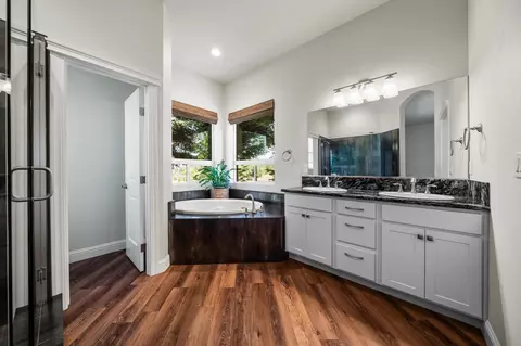 Bath - 1005 Albion Ave, Redding, CA 96003 photo 1 of 5
