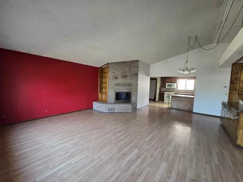 Living - 846 Ridge Rd, Redding, CA 96003 photo 2 of 5