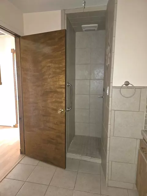 Bath - 846 Ridge Rd, Redding, CA 96003 photo 1 of 3