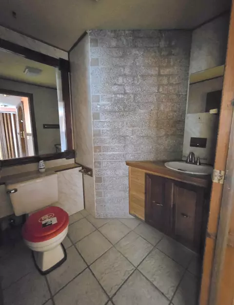 Bath - 846 Ridge Rd, Redding, CA 96003 photo 3 of 3