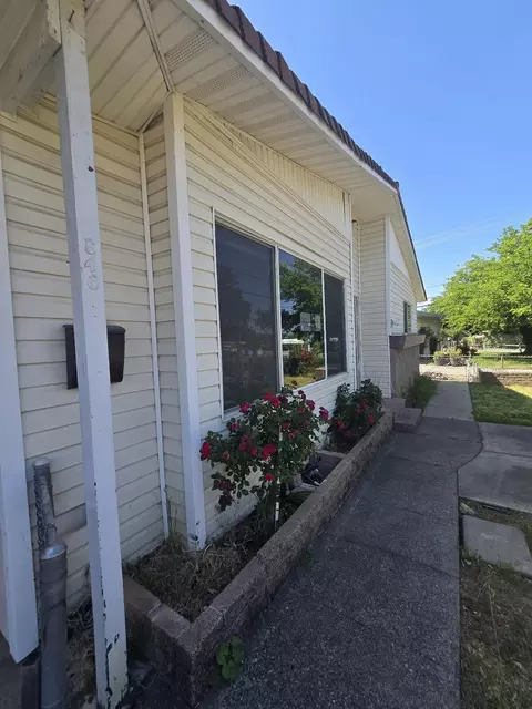 Exterior - 846 Ridge Rd, Redding, CA 96003 photo 3 of 11