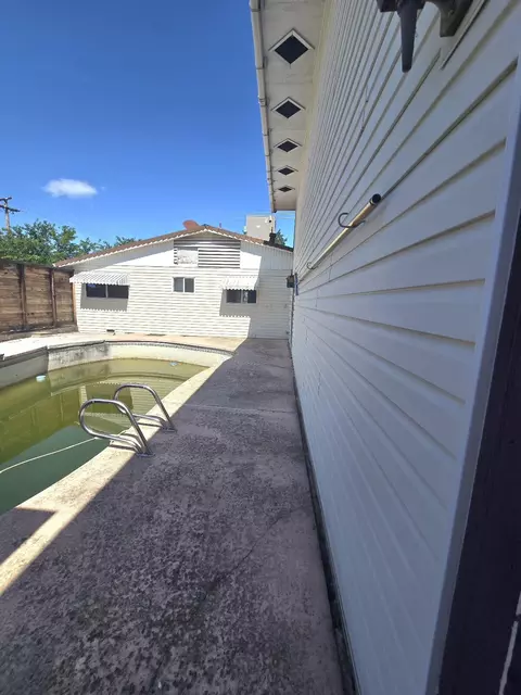 Exterior - 846 Ridge Rd, Redding, CA 96003 photo 6 of 11