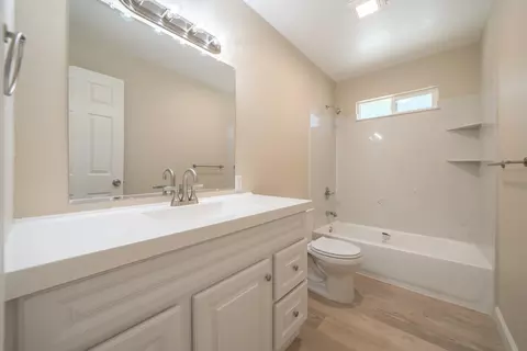 Bath - 5867 Bell Rd, Redding, CA 96001 photo 1 of 2