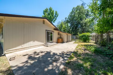 Exterior - 5867 Bell Rd, Redding, CA 96001 photo 4 of 9
