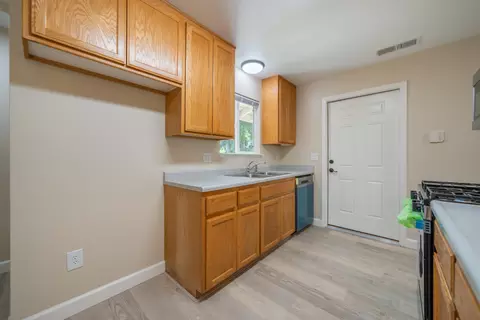 Entry Way - 5867 Bell Rd, Redding, CA 96001 photo 4 of 4