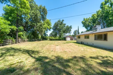 Exterior - 5867 Bell Rd, Redding, CA 96001 photo 6 of 9