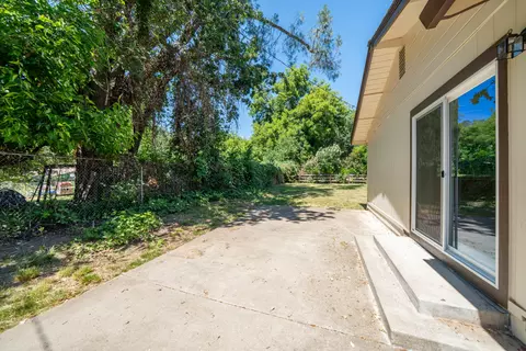 Exterior - 5867 Bell Rd, Redding, CA 96001 photo 2 of 9