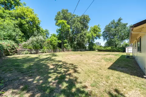 Exterior - 5867 Bell Rd, Redding, CA 96001 photo 5 of 9