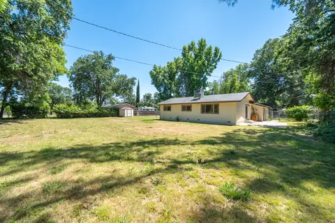 Exterior - 5867 Bell Rd, Redding, CA 96001 photo 7 of 9