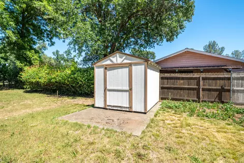 Exterior - 5867 Bell Rd, Redding, CA 96001 photo 8 of 9