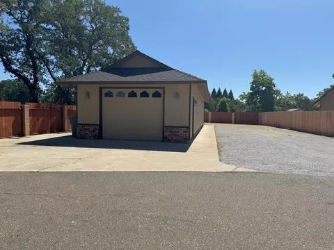 Exterior - 1407 Fayette Ln, Redding, CA 96003 photo 10 of 14