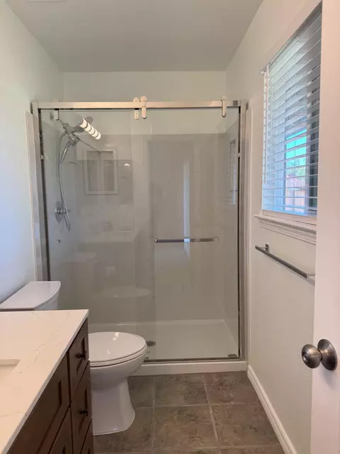Bath - 1407 Fayette Ln, Redding, CA 96003 photo 3 of 4