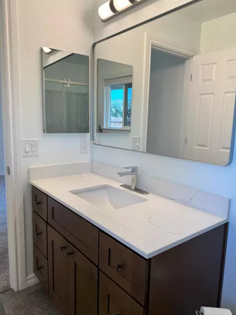 Bath - 1407 Fayette Ln, Redding, CA 96003 photo 4 of 4
