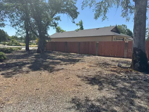 Exterior - 1407 Fayette Ln, Redding, CA 96003 photo 13 of 14