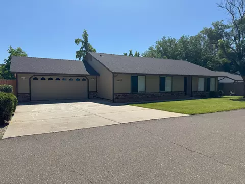 1407 Fayette Ln, Redding, CA 96003
