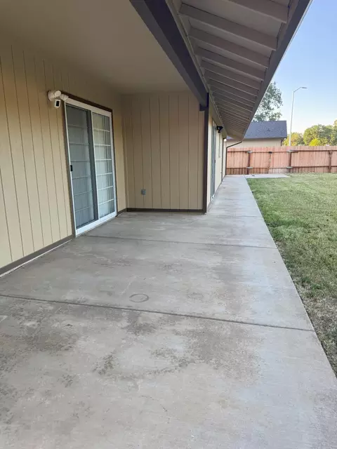 Exterior - 1407 Fayette Ln, Redding, CA 96003 photo 7 of 14