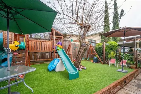 Exterior - 4200 Travona St, Redding, CA 96001 photo 5 of 9