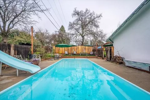 Exterior - 4200 Travona St, Redding, CA 96001 photo 4 of 9
